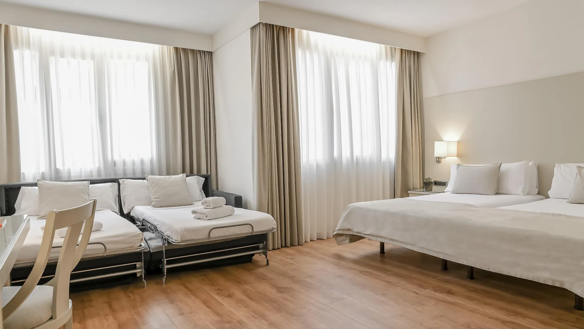 Aparthotel Mariano Cubi ברצלונה 4*,