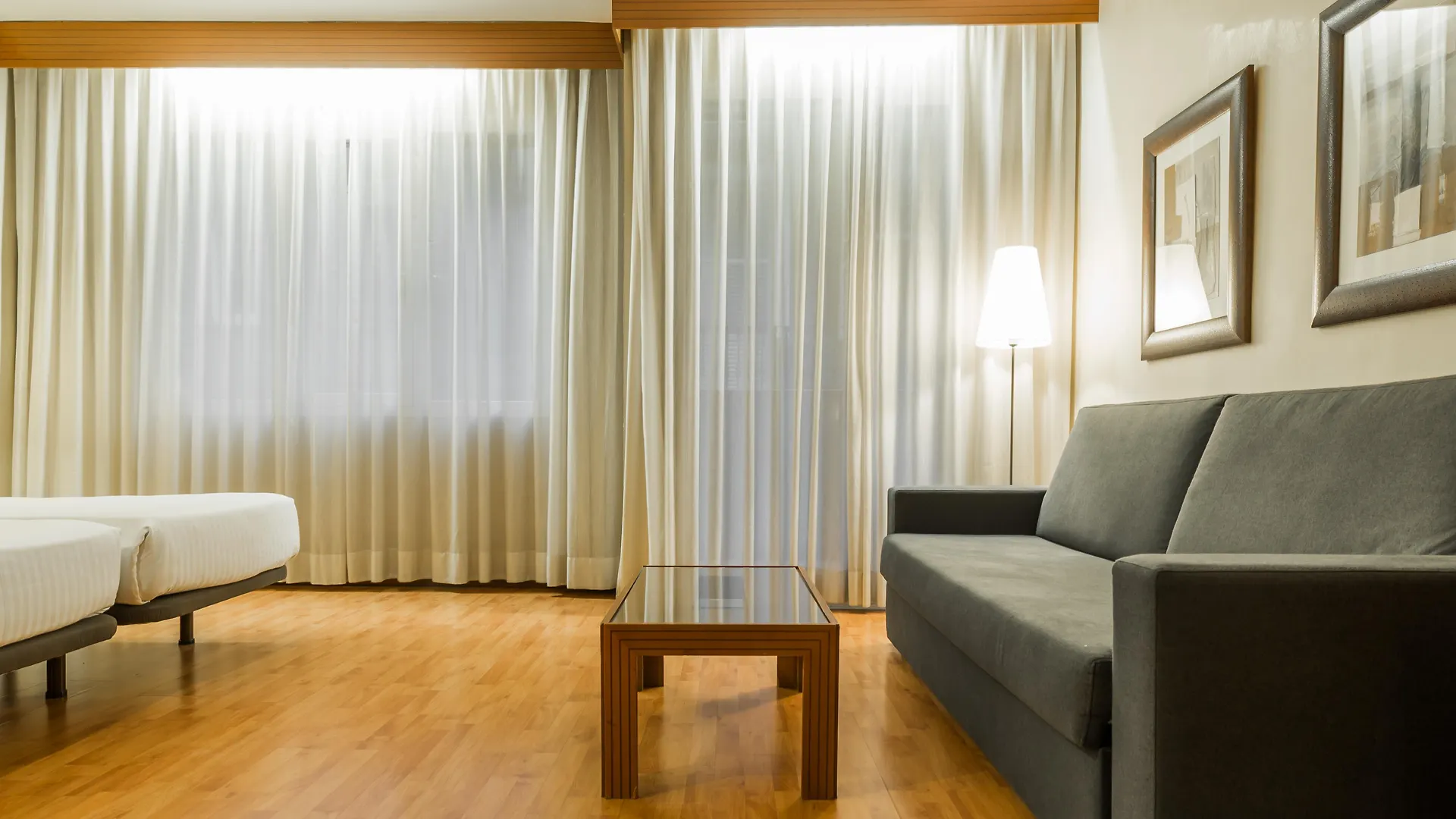 Aparthotel Mariano Cubi ברצלונה